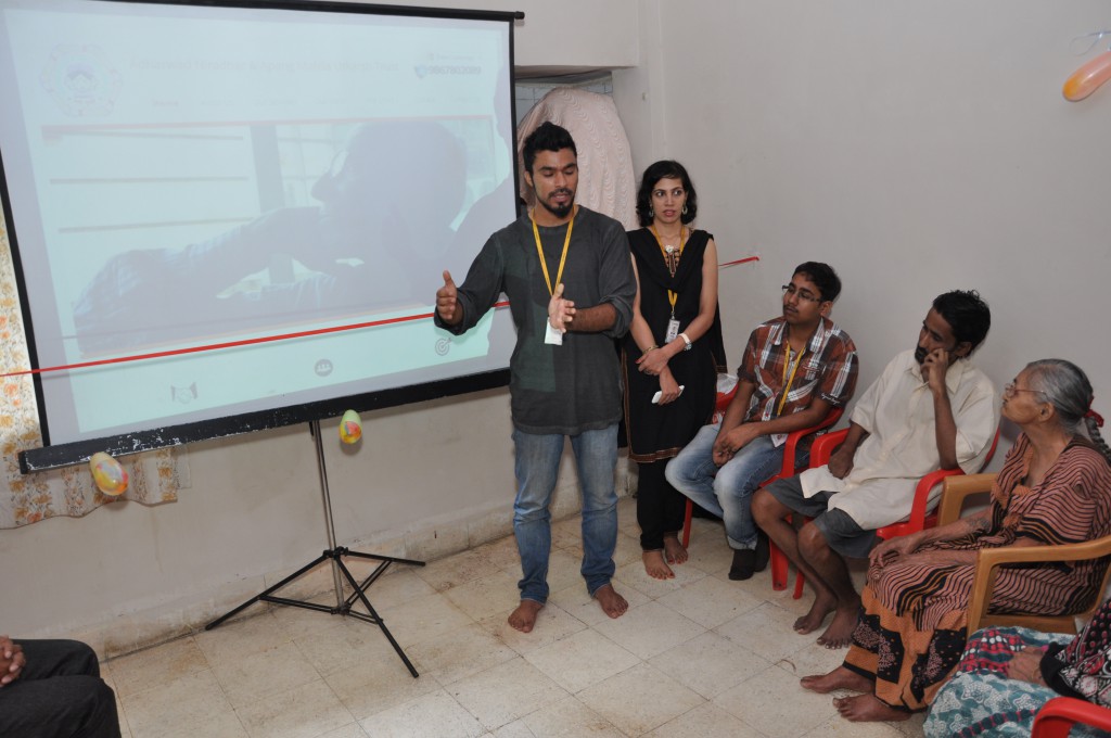 Abdul Wajid, volunteer 1step Mahape, who developed the website, demonstrating the first launch.